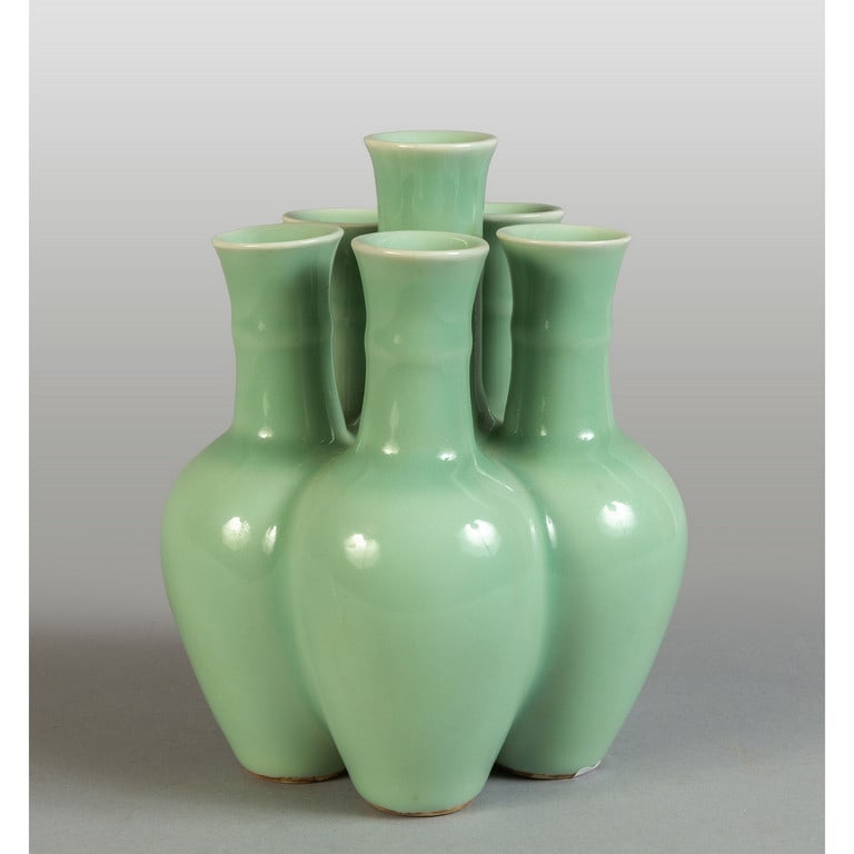 Vaso celadon a sei colli, marcato alla base,: Vaso celadon a sei colli, marcato alla base, dinastia Quin h.cm.17