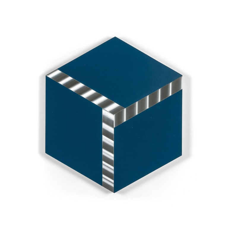 GETULIO ALVIANI (1939-2018) Cubo virtuale su: GETULIO ALVIANI (1939-2018) Cubo virtuale su blu 1978-79 acciaio laminato e alluminio cm 42x36 firmato, datato e titolato sul retro sul retro: etichetta dello Studio d'Arte Campaiola, Roma autentica s