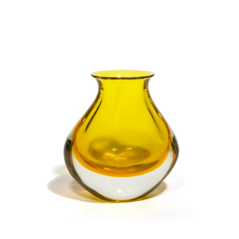 CENEDESE, 1960 circa Un vaso in vetro sommerso: CENEDESE, 1960 circa Un vaso in vetro sommerso giallo. Cm 18,5 (h)
