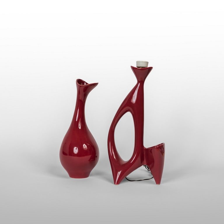 ANTONIA CAMPI - GUIDO ANDLOVIZ, S.C.I. , anni: ANTONIA CAMPI - GUIDO ANDLOVIZ, S.C.I. , anni '60. Lotto composto da un vaso modello 'C5' di A. Campi e una lampada da tavolo modello '5882' di G.Andloviz. Terraglia forte, formatura a colaggio, smalt