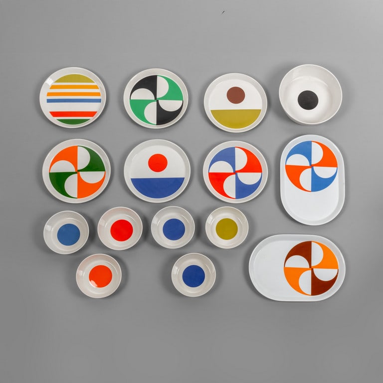 GIO PONTI, CERAMICA FRANCO POZZI, 1967. Un: GIO PONTI, CERAMICA FRANCO POZZI, 1967. Un servizio da tavola in ceramica con decori geometrici policromi, della serie 'Fantasia Italiana' composto da: sei piatti piani (diametro cm 26), sei piatti fo