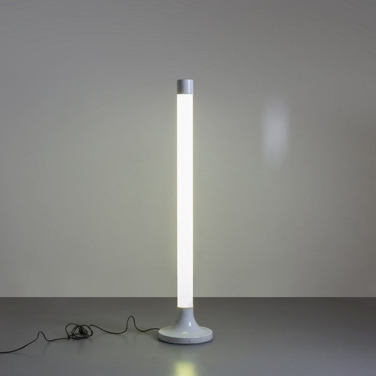 NANDA VIGO, KARTELL, 1968. Una lampada da: NANDA VIGO, KARTELL, 1968. Una lampada da terra modello '4041'. Alluminio verniciato, metacrilato. Cm 132 (h). A floor lamp, '4041' model. Varnished aluminum, methacrylate. Inches 51.9 (h) Letteratura