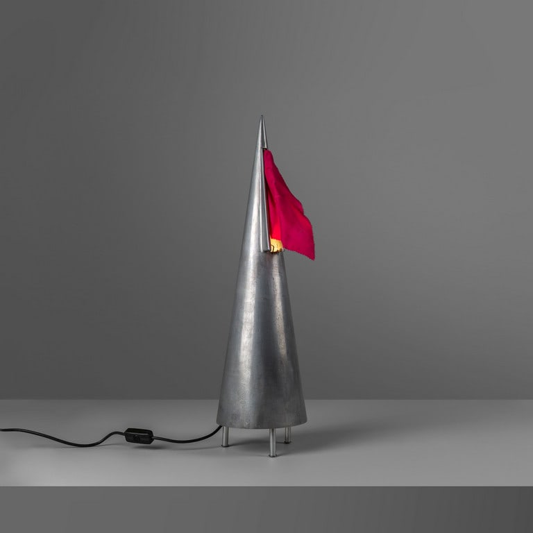 DENIS SANTACHIARA, DOMODINAMICA, 1987. Una: DENIS SANTACHIARA, DOMODINAMICA, 1987. Una lampada da tavolo 'Maestrale'. Struttura in fusione di alluminio con all'interno un piccolo ventilatore, tessuto. Cm 68 (h). A 'Maestrale' table lamp. Cast a