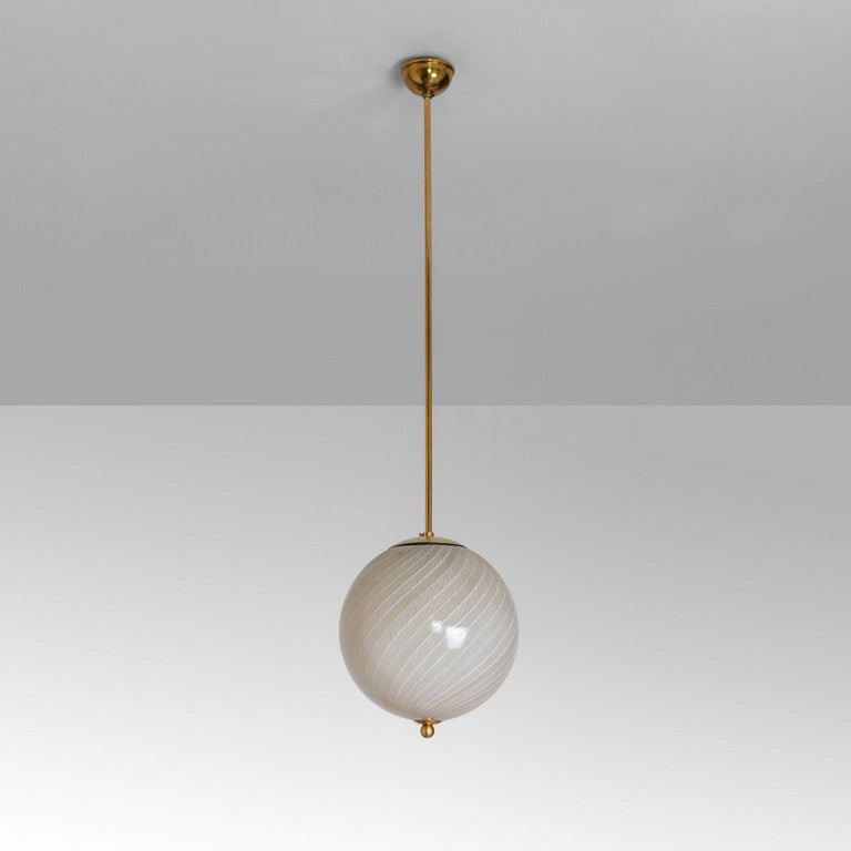 UNA LAMPADA A SOSPENSIONE, anni '50. Vetro: UNA LAMPADA A SOSPENSIONE, anni '50. Vetro zanfirico, ottone. Cm 100 (h), 25 (diam.).