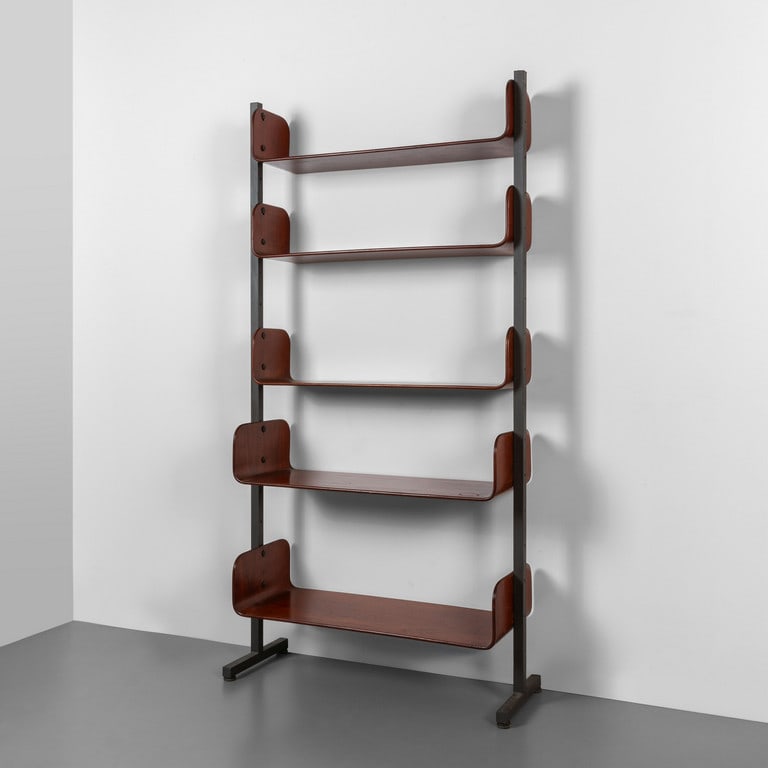 FRANCO CAMPO, CARLO GRAFFI, HOME, 1958. Una: FRANCO CAMPO, CARLO GRAFFI, HOME, 1958. Una libreria ad una campata. Acciaio verniciato, compensato di rovere tinto all'anilina curvato. Cm 180 (h) x 90 (l) x 34 (p). Letteratura: Domus 348 (dicembre