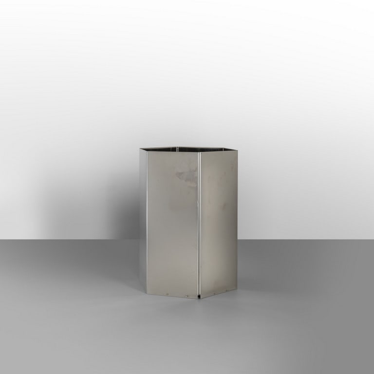 BRUNO MUNARI, DANESE, 1959. Un cestino: BRUNO MUNARI, DANESE, 1959. Un cestino gettacarte 'Sicilia'. Acciaio inossidabile. Marcato 'Danese Milano Made in Italy design B. Munari'. Cm 33 (h), 25 (diam.). Letteratura: Catalogo Danese 1976, p.