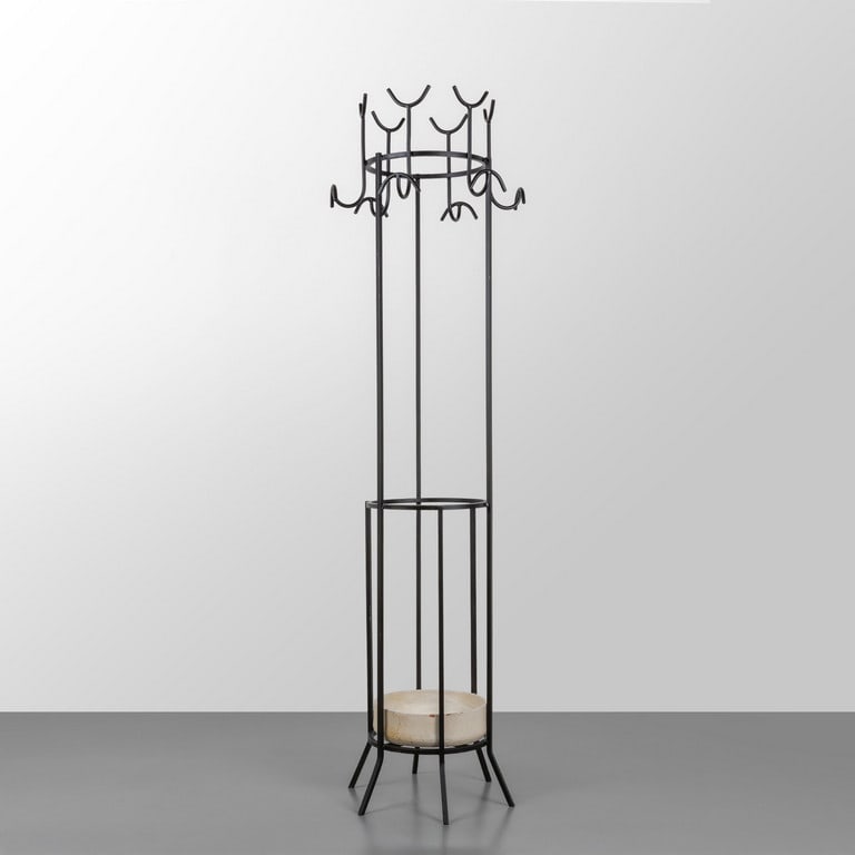 FRANCO CAMPO, CARLO GRAFFI, HOME, circa: FRANCO CAMPO, CARLO GRAFFI, HOME, circa 1960. Un appendiabiti da terra con portaombrelli. Acciaio verniciato nero craquelé, terracotta. Etichetta della Manifattura. Altezza cm 185. Letteratura: Domus