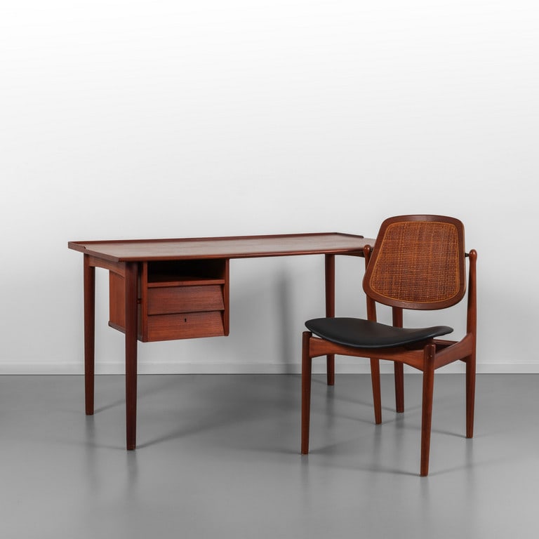 ARNE VODDER, FRANCE & DAVERKOSEN, anni: ARNE VODDER, FRANCE & DAVERKOSEN, anni '60. Una scrivania e una sedia. Scrivania (legno di teak, legno impiallacciato in teak): cm 72 (h) x 130 (l) x 70 (p) sedia (legno di teak, canna d'India, seduta