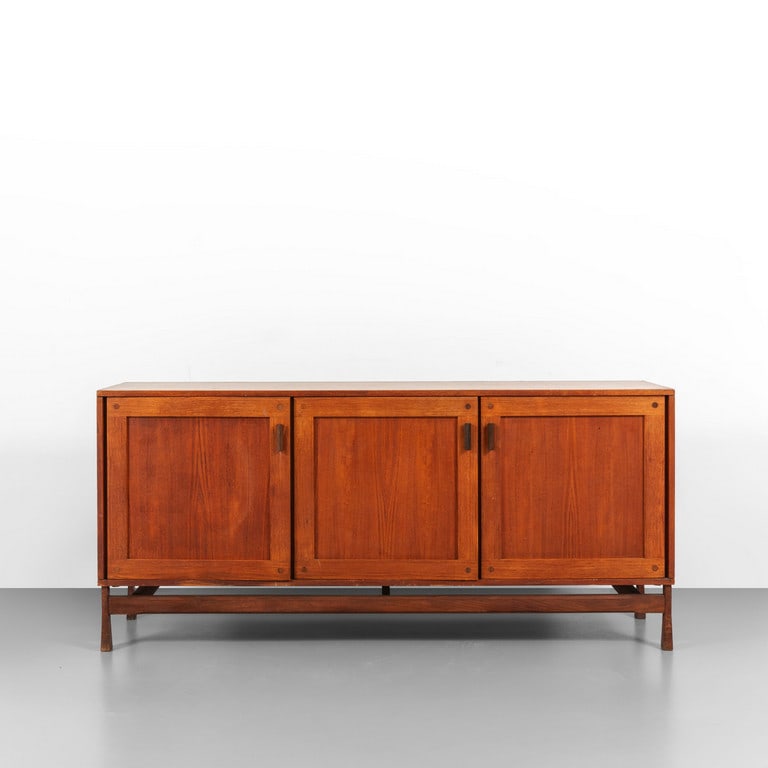 UNA CREDENZA, anni '60.  Legno di teak, legno (1 of 2)