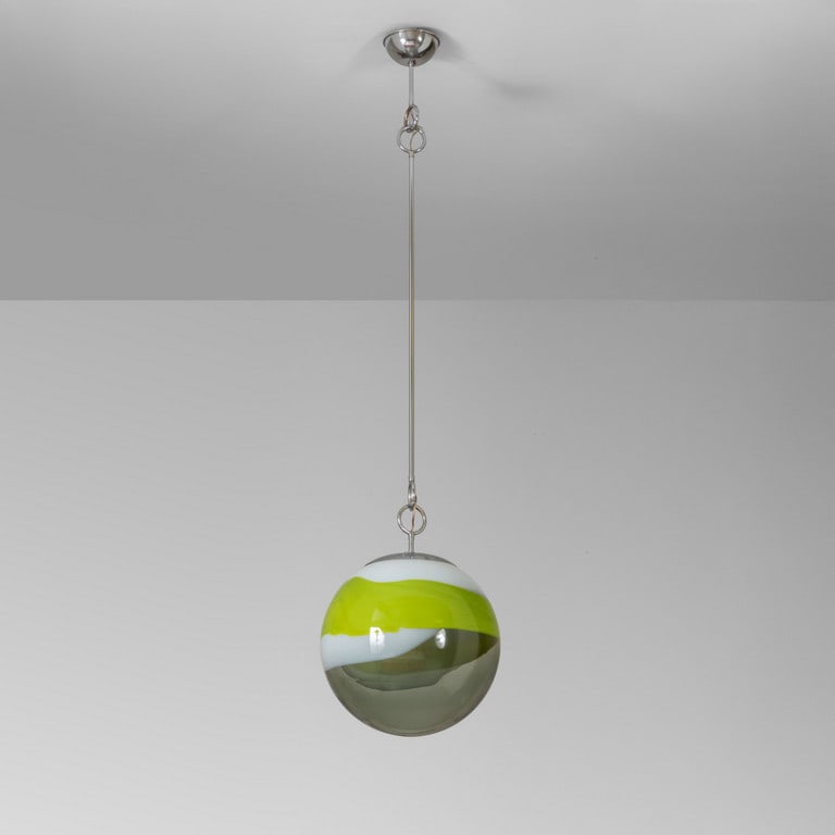 ANGELO BROTTO, ESPERIA, anni '70. Una: ANGELO BROTTO, ESPERIA, anni '70. Una lampada a sospensione. Acciaio cromato, cristallo con fascia di vetro lattimo e verde. Cm 145 (h), 35 (diam.).