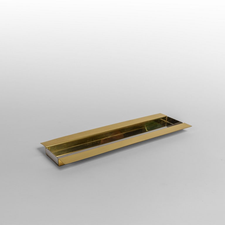 GABRIELLA CRESPI, anni '70. Un: GABRIELLA CRESPI, anni '70. Un portapenne. Acciaio cromato, ottone. Firma dell'Autore incisa. Cm 1.5 (h) x 37 x 12.