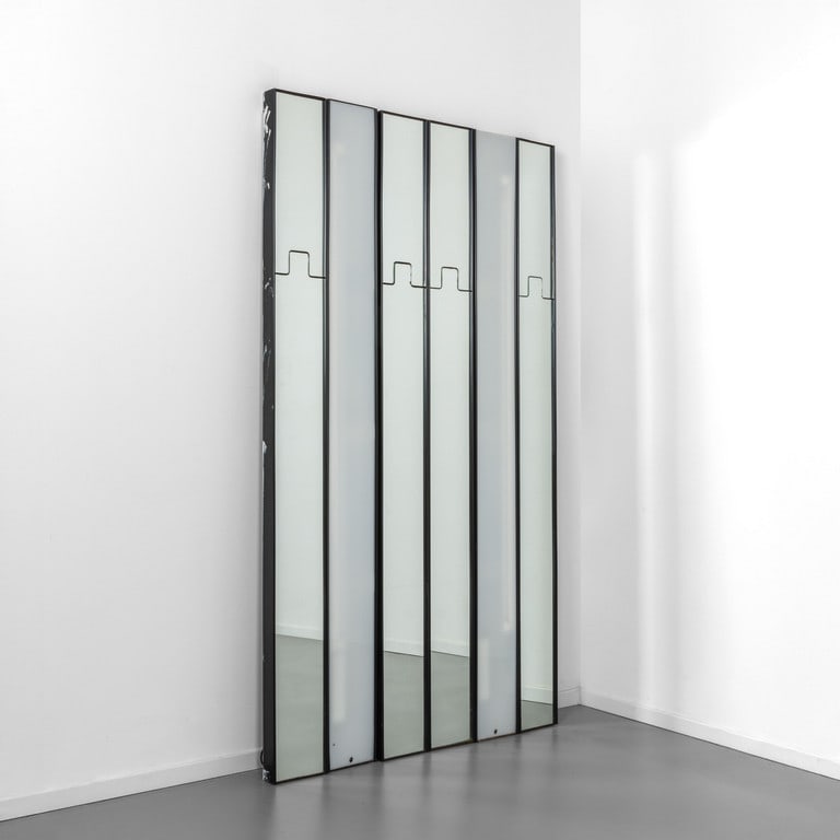 LUCIANO BERTONCELLI, ELCO, anni '70. Una: LUCIANO BERTONCELLI, ELCO, anni '70. Una serie di sei elementi componibili da ingresso comprendente: quattro specchi-appendiabiti e due elementi luminosi con diffusore in perspex e illuminazione a flu