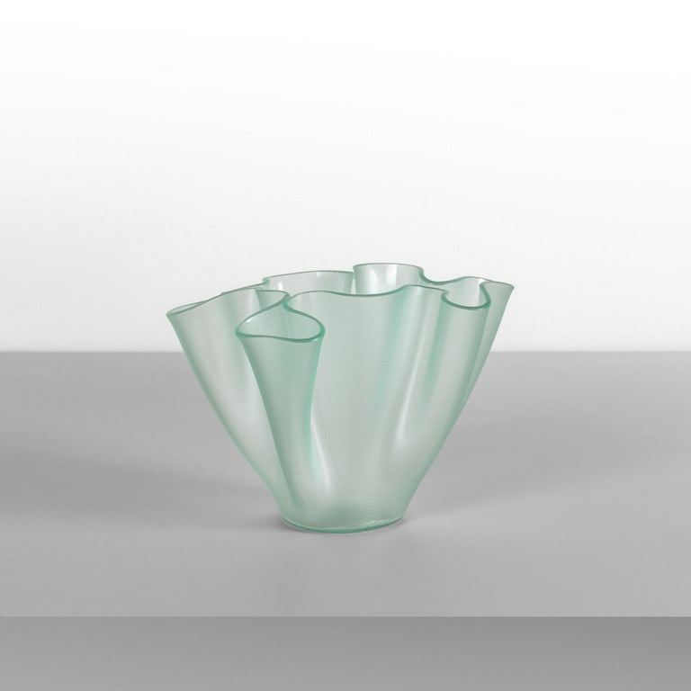 PIETRO CHIESA, FONTANA ARTE, edizione anni': PIETRO CHIESA, FONTANA ARTE, edizione anni' 70. Un vaso 'Cartoccio', design 1935. Vetro stampato. Altezza cm 17. Letteratura: Domus 96 (dicembre 1935), pubblicità a p. II Laura Falconi, Fontana Arte