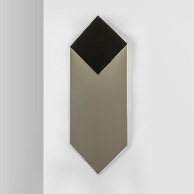 NANDA VIGO, GLAS ITALIA, 1981. Uno specchio da: NANDA VIGO, GLAS ITALIA, 1981. Uno specchio da parete 'Cosmos'. Cristallo retro verniciato e argentato. Cm 160 x 60.