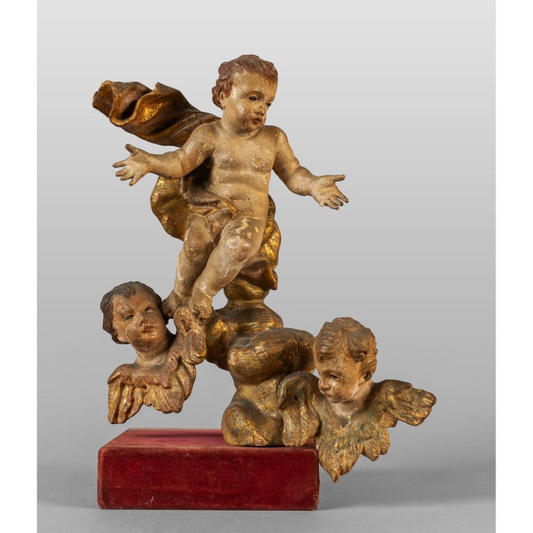 Gruppo di tre angioletti in legno intagliato,