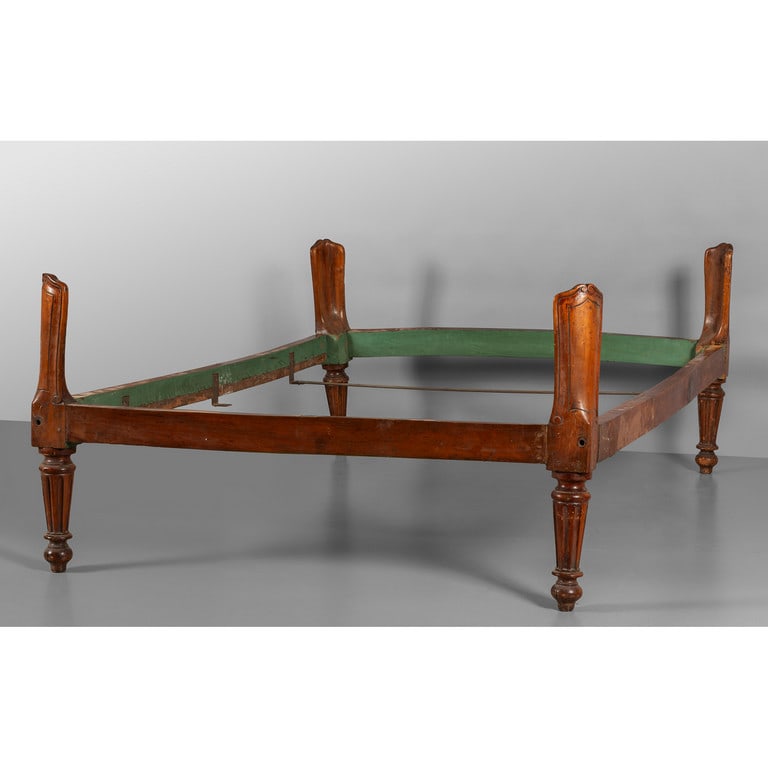 Letto Luigi XVI a cartoccio in noce con gambe: Letto Luigi XVI a cartoccio in noce con gambe scanalate, Genova II metà sec.XVIII cm. 140x200 h. 78