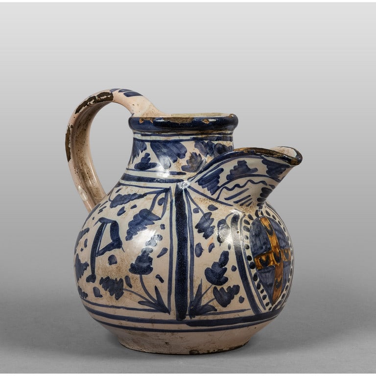 Brocca in ceramica decorata in blu a motivi (1 of 2)