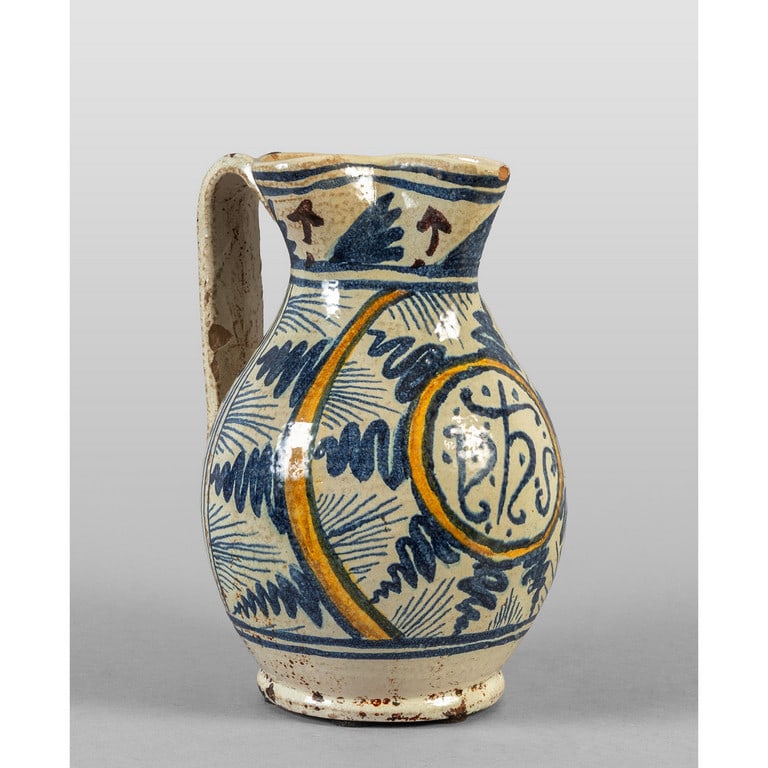 Versatoio in ceramica policroma, decorazione in: Versatoio in ceramica policroma, decorazione in stile gotico, Italia Centrale sec.XX h.cm.22