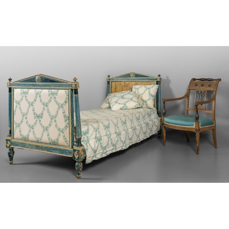 Letto ad una piazza e mezza in legno intagliato e: Letto ad una piazza e mezza in legno intagliato e laccato e poltroncina Direttorio in legno laccato (difetti)