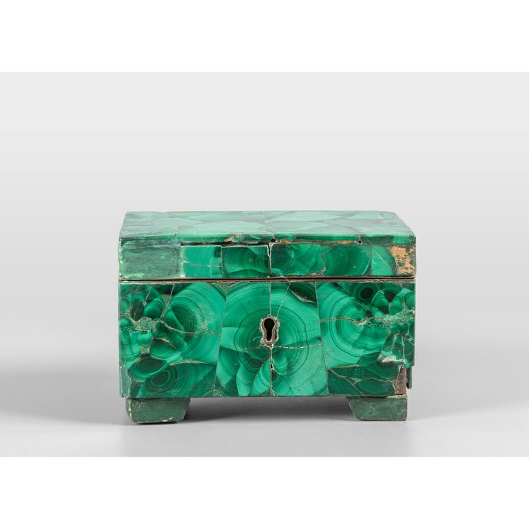 Scatoletta lastronata in malachite cm. 11x7 h.: Scatoletta lastronata in malachite cm. 11x7 h. 6,5, difetti e mancanze