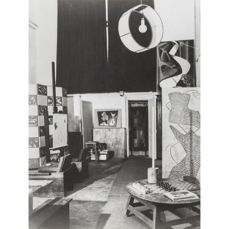 Man Ray (1890-1976) Studio della Rue Ferou: Man Ray (1890-1976) Studio della Rue Ferou Hollywood 1948/75 ristampa cm 23x17 firmato sul retro timbro di unicità della fotografia in occasione della mostra, firmato Man Ray sul retro: timbro epreuv