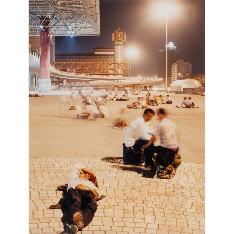 OLIVO BARBIERI (1954-) Sprecare sentimenti,: OLIVO BARBIERI (1954-) Sprecare sentimenti, (Beijing, Pechino) 1995-1996 fotografia a colori cm 53x40 esemplare 1/8 firmato, titolato e numerato sul retro certificato firmato dall'artista (misure non