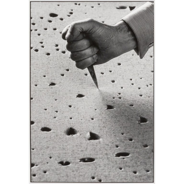 UGO MULAS (1928-1973) Lucio Fontana,: UGO MULAS (1928-1973) Lucio Fontana, particolare della mano, il punteruolo sulla tela 1966 stampa ai sali d'argento cm 60x50 (immagine cm 35x24) esemplare 2/14 firmata, datata e timbrata dall'Archivio