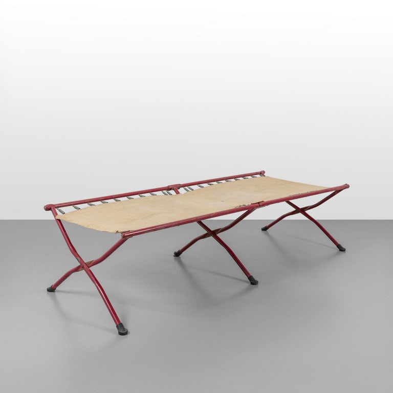 UN LETTO DA CAMPO, anni '40. Acciaio: UN LETTO DA CAMPO, anni '40. Acciaio verniciato, tessuto. Cm 47 (h) x 76 (largh.) x 195 (lungh).