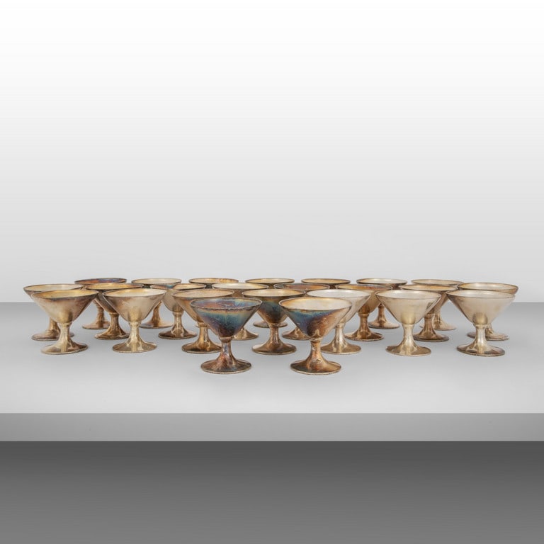 GIO PONTI, KRUPP, anni '50. Un servizio di 24: GIO PONTI, KRUPP, anni '50. Un servizio di 24 coppette da gelato in alpacca argentata. Marcate 'Arthur Krupp Milano'. Cm 8 (h) x 9 (diam.).