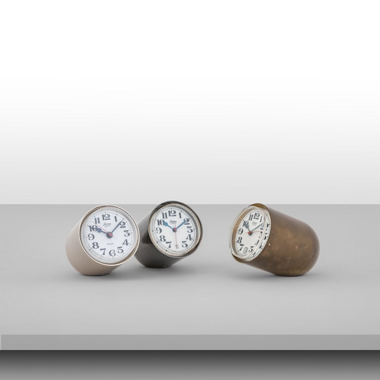 RICHARD SAPPER, LORENZ, 1960. Tre orologi da: RICHARD SAPPER, LORENZ, 1960. Tre orologi da tavolo 'Static'. Alluminio anodizzato. Cm 10 (lungh.) x 6,5 (diam.). Letteratura: Domus 472 (marzo 1969), p. 39.
