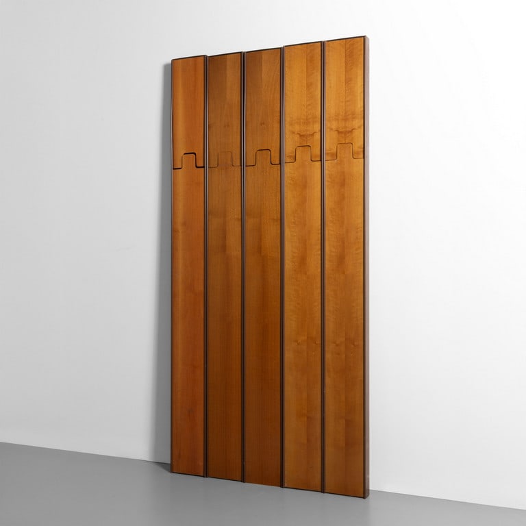 LUCIANO BERTONCINI, ELCO, anni '70. Cinque: LUCIANO BERTONCINI, ELCO, anni '70. Cinque appendiabiti componibili. Resina Abs, legno di noce. Misure singolo elemento: cm 200 (h) x 20 (l) x 6 (p).