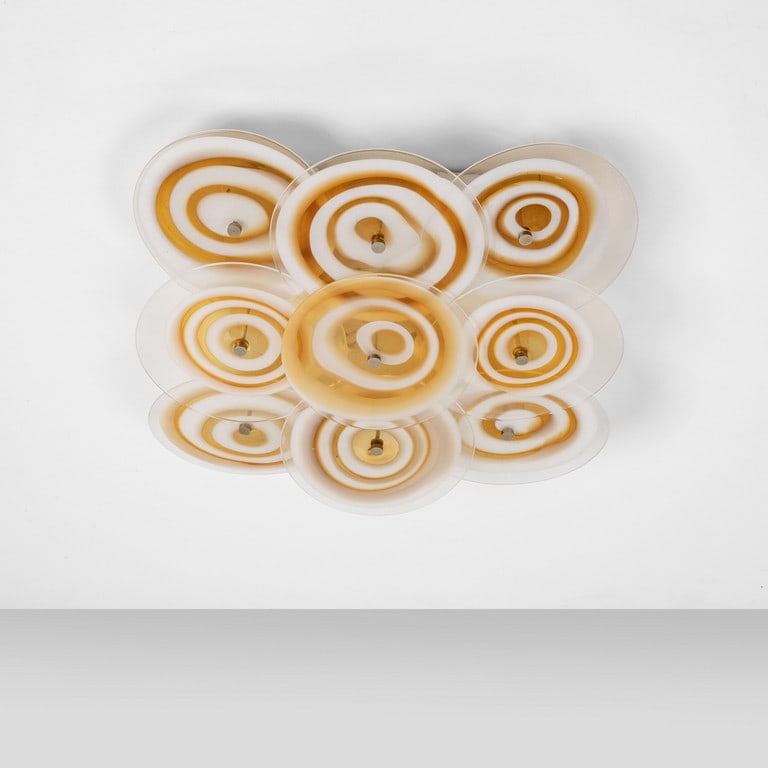 LA MURRINA, anni 70. Una lampada da parete o: LA MURRINA, anni 70. Una lampada da parete o da soffitto. Struttura in lamierino verniciato, vetro trasparente paglierino con fasce di vetro lattimo. Cm 12 (h) x 44 x 44.