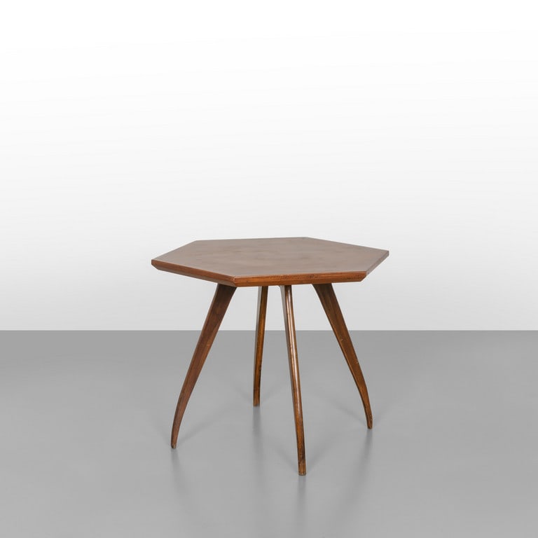 UN TAVOLINO, anni '50. Gambe in legno di: UN TAVOLINO, anni '50. Gambe in legno di faggio tinto all'anilina, piano in legno di noce. Cm 53 (h) x 58 x 66.