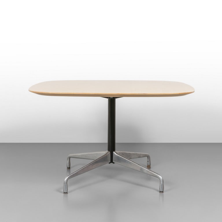 CHARLES & RAY EAMES, ICF DE PADOVA, anni '60.: CHARLES & RAY EAMES, ICF DE PADOVA, anni '60. Un tavolo. Acciaio verniciato, alluminio pressofuso, piano in legno di frassino. Cm 71,5 (h) x 122 x 122. Letteratura: Vitra Design Museum, the furniture