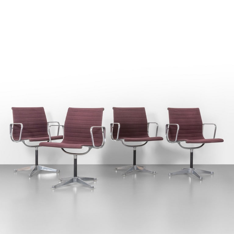 CHARLES & RAY EAMES, HERMAN MILLER, anni '60.: CHARLES & RAY EAMES, HERMAN MILLER, anni '60. Quattro poltroncine modello 'EA 108'. Alluminio pressofuso, sedili-schienali leggermente imbottiti rivestiti in tessuto. Impressi logo della Manifattura e