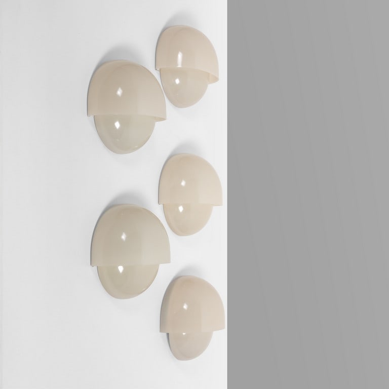 VICO MAGISTRETTI, ARTEMIDE, 1963. Cinque: VICO MAGISTRETTI, ARTEMIDE, 1963. Cinque lampade da parete 'Mania'. Lamierino verniciato, perspex opalino. Cm 26 (h) x 29 (l) x 14 (p). Letteratura: Giuliana Gramigna, Repertorio 1950-2000, Allemandi,