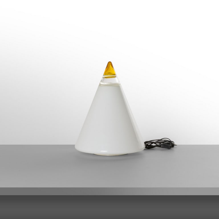 GIUSTO TOSO, LEUCOS, anni '70. Una lampada da: GIUSTO TOSO, LEUCOS, anni '70. Una lampada da tavolo 'RIO'. Vetro opalino, terminale conico in vetro trasparente e giallo. Cm 47 (h).