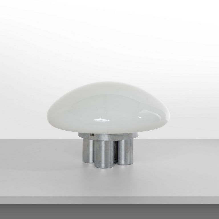 SERGIO MAZZA, GIULIANA GRAMIGNA, QUATTRIFOLIO,: SERGIO MAZZA, GIULIANA GRAMIGNA, QUATTRIFOLIO, 1971. Una lampada da tavolo 'Magnolia'. Acciaio cromato, vetro opalino. Cm 24 (h) x 40 (diam.). Letteratura: Giuliana Gramigna, Repertorio 1950-2000, All