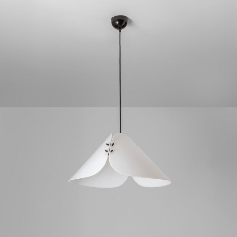 VICO MAGISTRETTI, OLUCE, 1985. Una lampada a: VICO MAGISTRETTI, OLUCE, 1985. Una lampada a sospensione della serie 'Melilla'. Perspex opalino, metallo verniciato. Cm 25 (h. diffusore) x 50 (diam.).