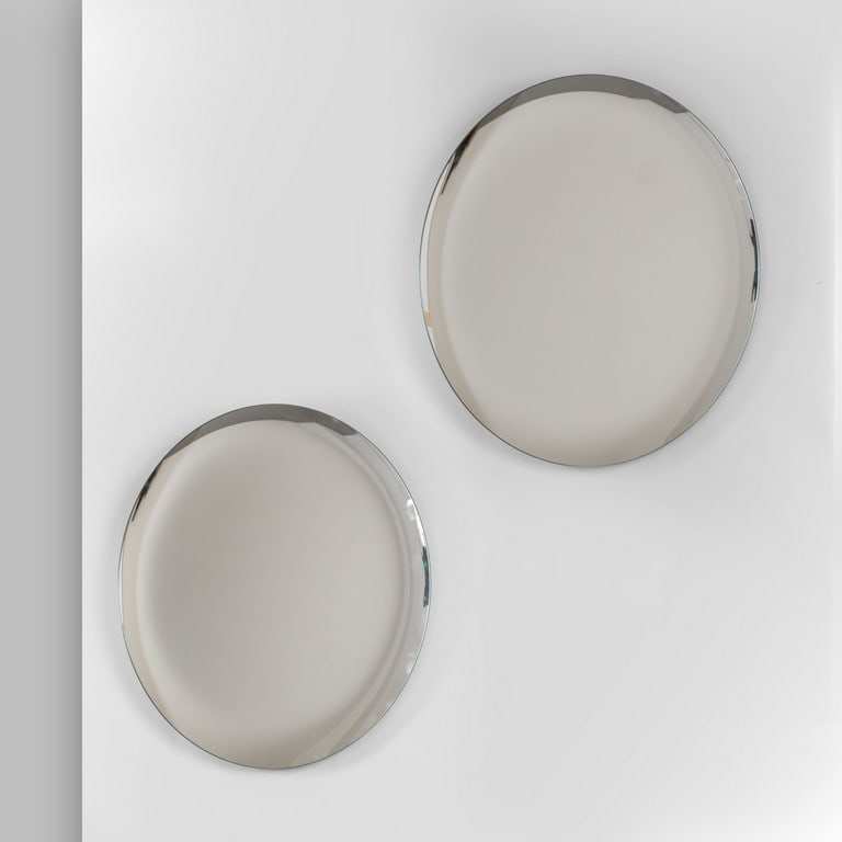 PHILIPPE STARCK, GLAS ITALIA, anni 2020. Due: PHILIPPE STARCK, GLAS ITALIA, anni 2020. Due specchi della serie 'Menteur'. Cristallo argentato curvato sul bordo. Uno specchio ha la superficie specchiante concava, l'altro convessa. Marchi della Man