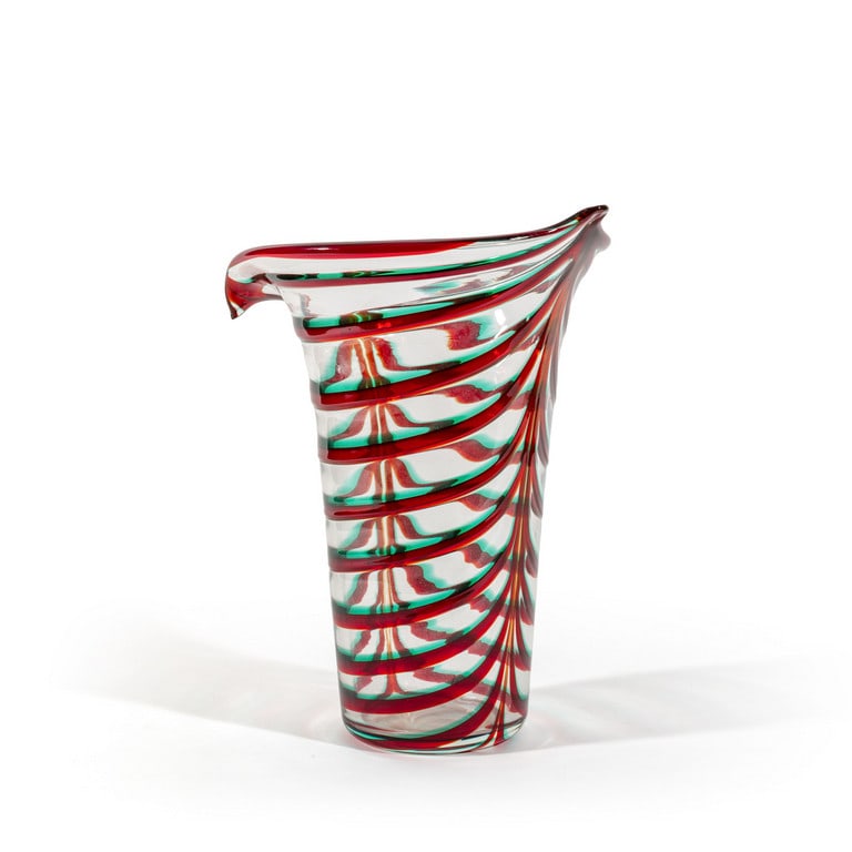 TYRA LUNDGREN, VENINI, 1950. Un vaso della: TYRA LUNDGREN, VENINI, 1950. Un vaso della serie 'Calla' in cristallo con decoro fenicio a canne rosse e verdi. Marcato all'acido 'venini murano italia'. Cm 32 (h).