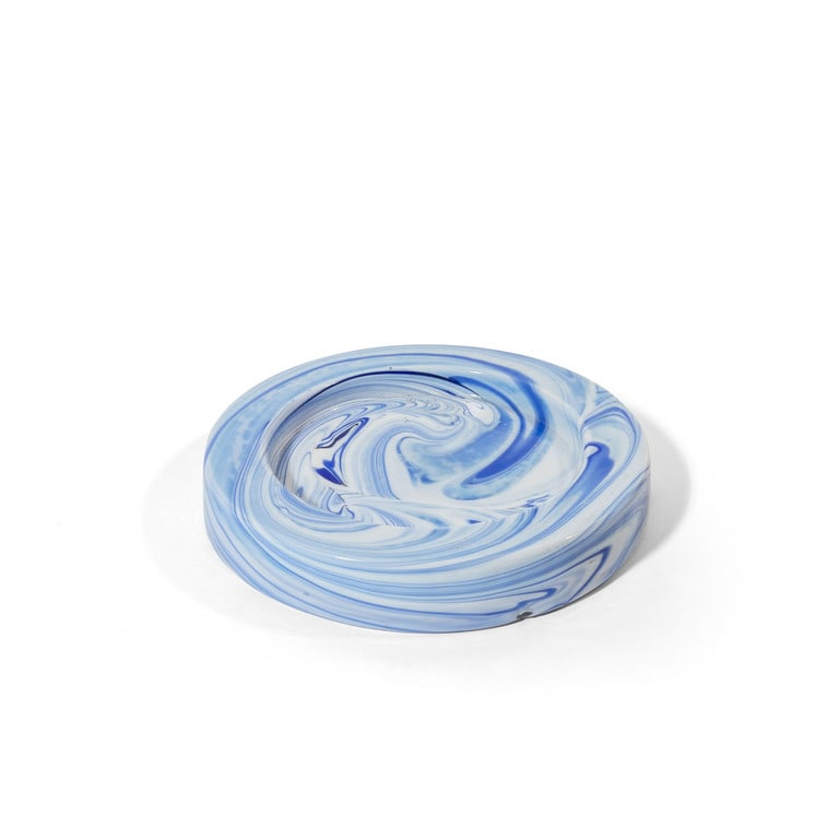 SERGIO ASTI, VENINI, 1967. Un posacenere in: SERGIO ASTI, VENINI, 1967. Un posacenere in pasta vitrea lattimo e blu. Firma incisa "venini italia'. Cm 18 (diam.).