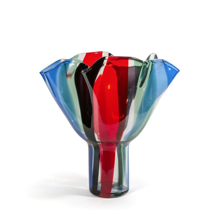 TIMO SARPANEVA, VENINI, 2022. Un vaso: TIMO SARPANEVA, VENINI, 2022. Un vaso "kukinto" a fasce verticali policrome. Firma incisa "venini 2022 sarpaneva'. Cm 46 (h).