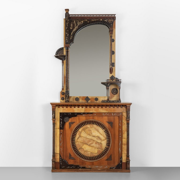 CARLO BUGATTI, inizi '900. Un mobile da: CARLO BUGATTI, inizi '900. Un mobile da ingresso con specchiera. Varie essenze di legno con intarsi in peltro, rame sbalzato, pergamena, cristallo argentato. Alcuni piccoli elementi mancanti. Cm. 273