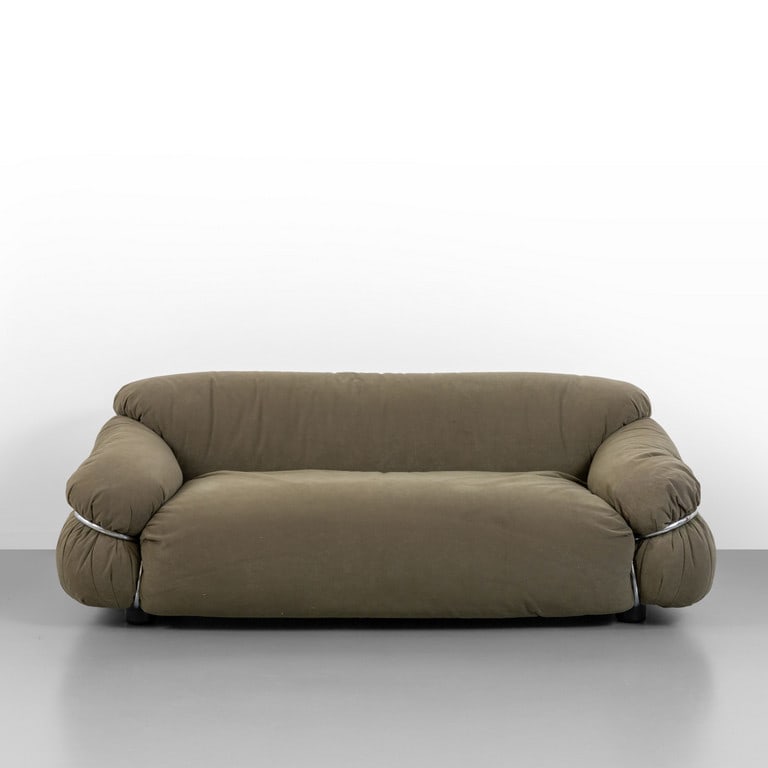 GIANFRANCO FRATTINI, CASSINA, 1970. Un divano: GIANFRANCO FRATTINI, CASSINA, 1970. Un divano della serie ' Sesann'. Acciaio cromato, imbottiture rivestite in Alcantara. Cm 60 (h) x 170 (l) x 90 (p). A sofa from the 'Sesann' series. Chrome-plated s