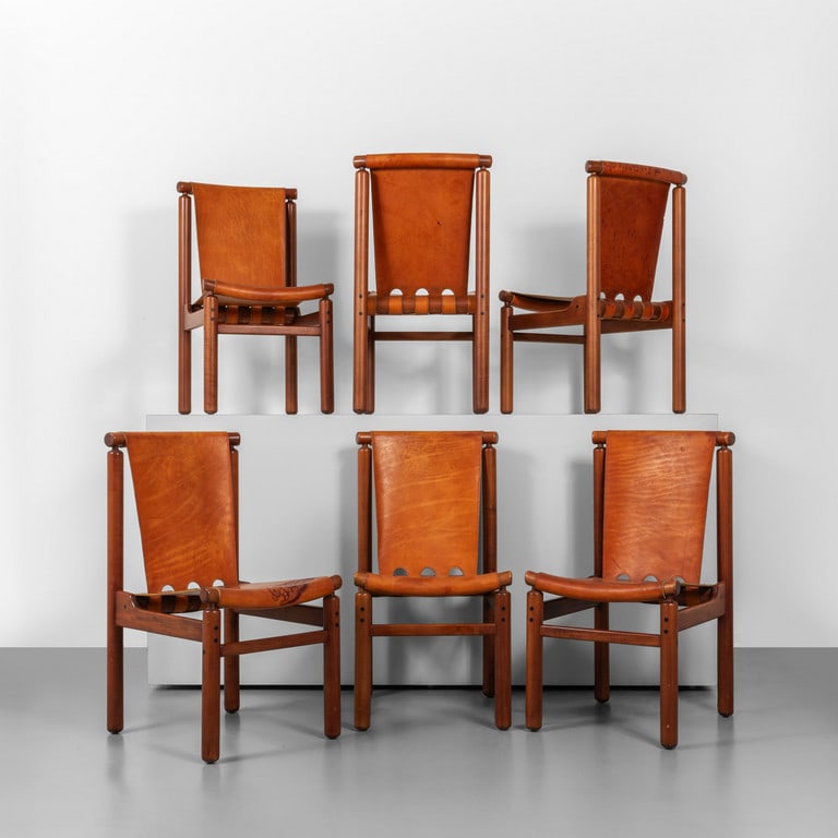 ILMARI TAPIOVAARA, ESPOSIZIONE PERMANENTE MOBILI: ILMARI TAPIOVAARA, ESPOSIZIONE PERMANENTE MOBILI CANTU', 1957. Sei sedie. Legno di noce, cuoio. Cm 92 (h) x 48 (l) x 58 (p). A set of six chairs. Walnut wood, leather. Inches 36.2 (h), 18.9 (w), 22.8