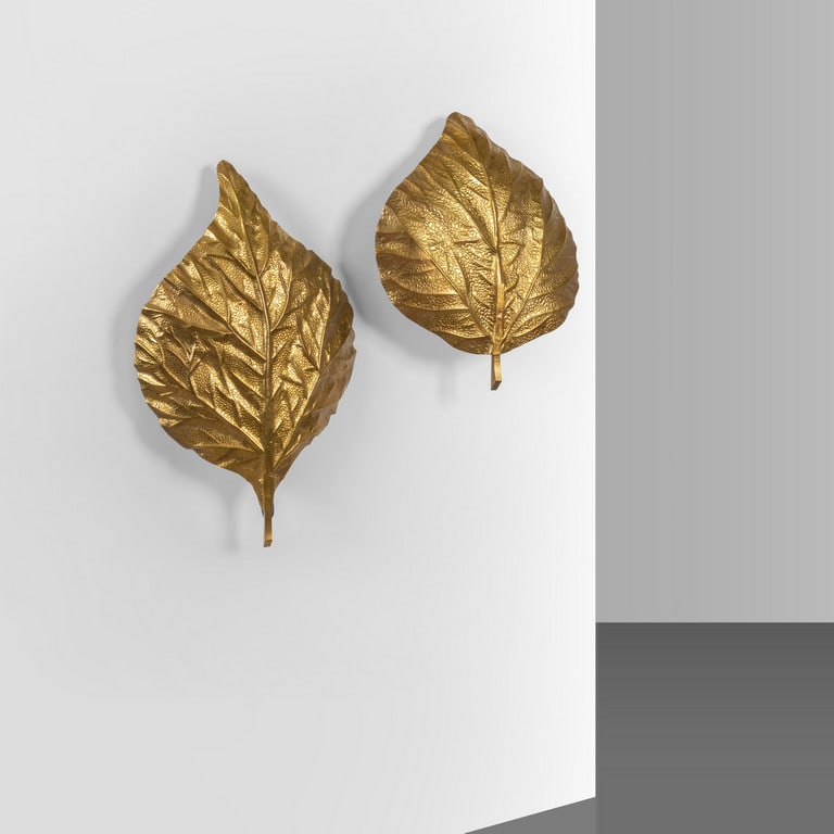 CARLO GIORGI, BOTTEGA GADDA, anni '70. Due: CARLO GIORGI, BOTTEGA GADDA, anni '70. Due lampade da parete. Ottone. Cm 64 (h) x 52 (l) x 12 (p). A pair of wall lamps. Brass. Inches 25.2 (h) x 20.4 (w) x 4.7 (d).
