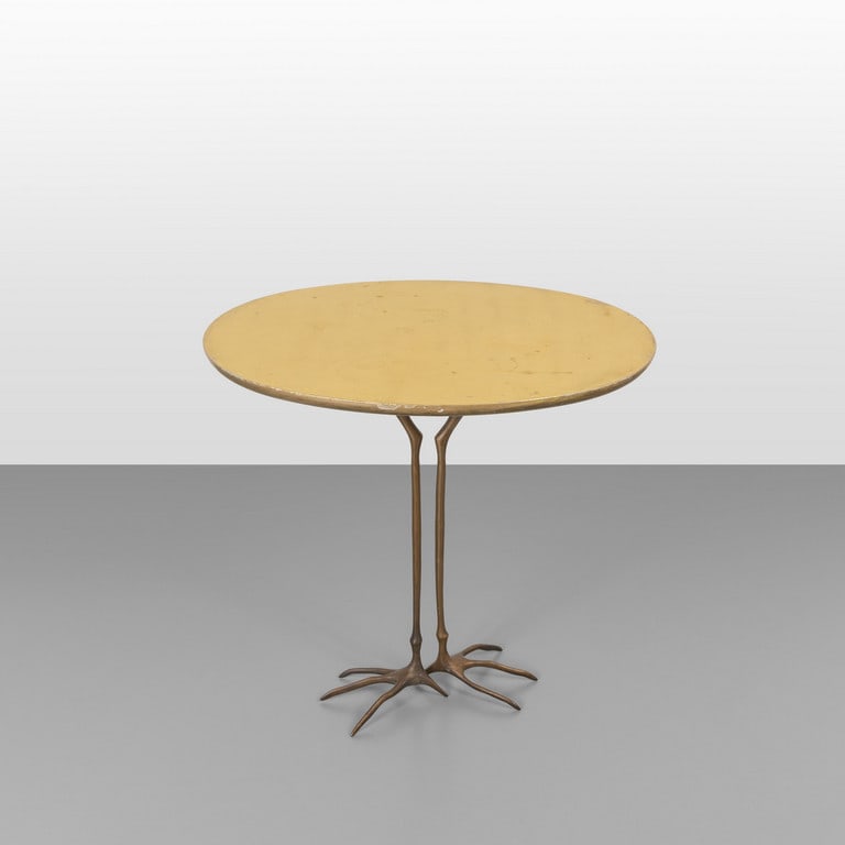 MERET OPPENHEIM, SIMON GAVINA, 1972. Un: MERET OPPENHEIM, SIMON GAVINA, 1972. Un tavolino 'Traccia'. Bronzo, legno rivestito con foglia d'oro. Cm 65 (h) x 67 x 53. A 'Traccia' side table. Bronze, gold leaf coated wood. Inches 25.6 (h) x 26.4