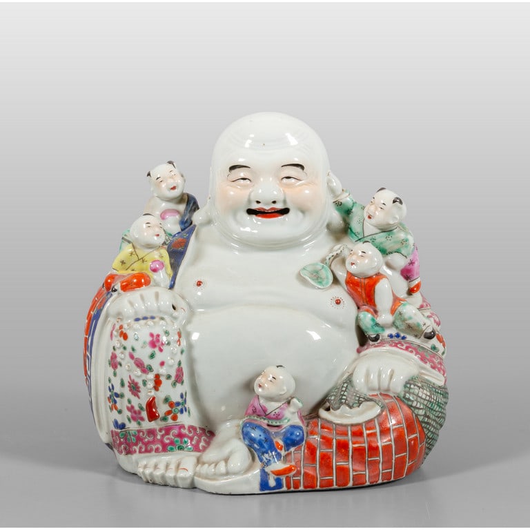 Buddha con bambini, scultura in porcellana