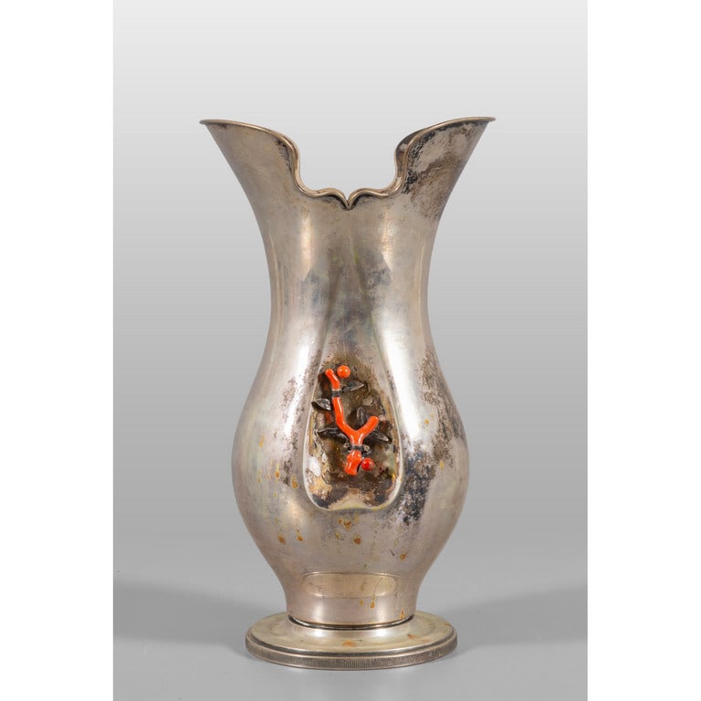 Vaso in argento con applicazioni in corallo,: Vaso in argento con applicazioni in corallo, argentiere d'Arte Milano h.cm.33, gr.1198